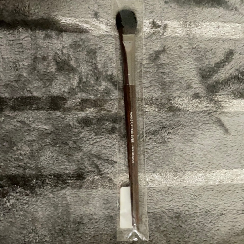 Make up forever professional wavy brush